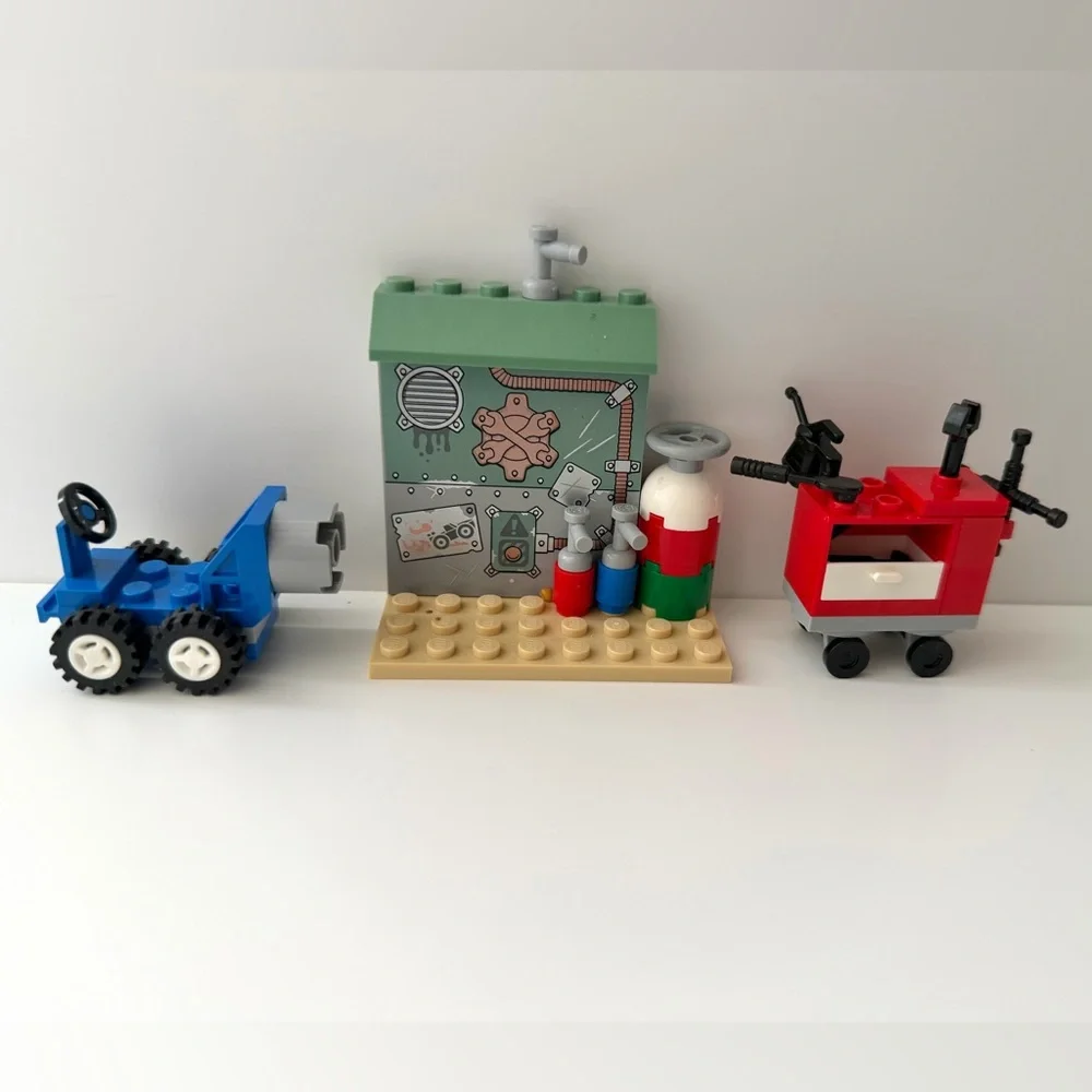 THE LEGO MOVIE 2 Emmet and Benny’s ‘Build and Fix’ Workshop #70821 (Retired Set)